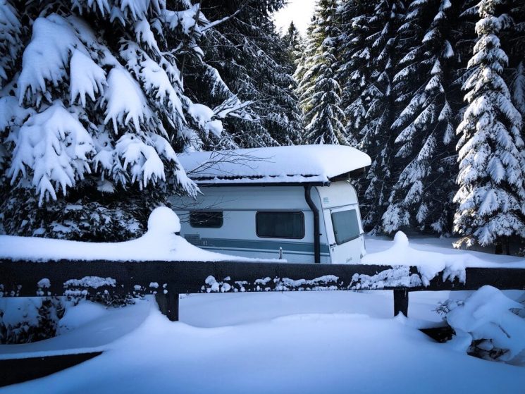 L’hivernage d’une roulotte en nature.