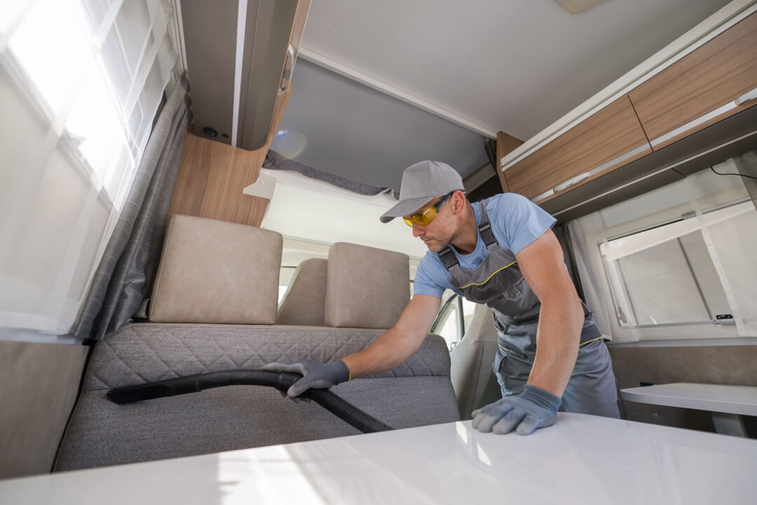 L’entretien préventif intérieur incluant une personne en train de passer l'aspirateur dans une roulotte.