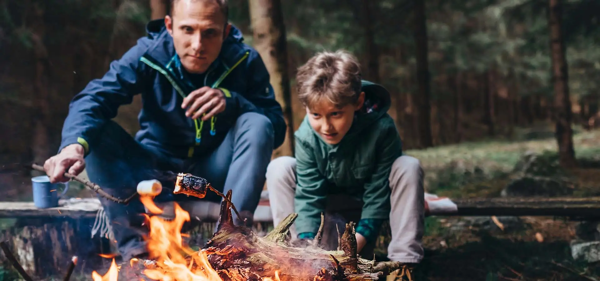 Père et fils en camping pendant la saison de votre voyage.